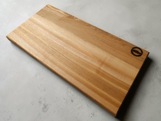 Masywny jesionowy blok kuchenny 40×20×4 cm - deska do krojenia i serwowania dań