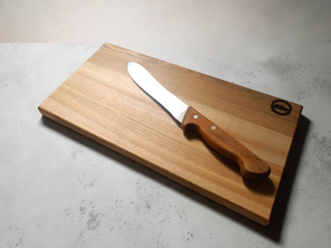 Masywna deska kuchenna z drewna jesionowego z nożem