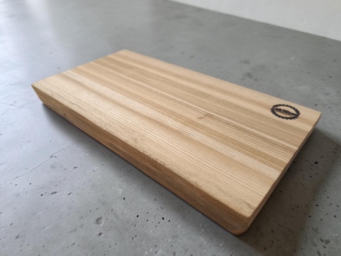 Rzemieślnicza deska jesionowa 35x18x4 cm - niepowtarzalna, live edge