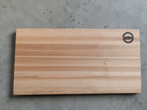 Rzemieślnicza deska jesionowa 35x18x4 cm - niepowtarzalna, live edge
