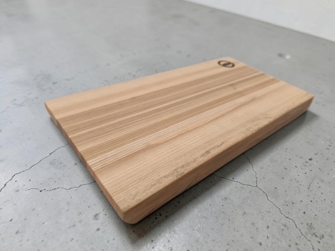 Rzemieślnicza deska jesionowa 35x18x4 cm - niepowtarzalna, live edge