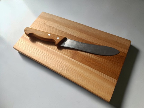 Solidna deska jesionowa 34,5x19x4 cm - unikatowa z naturalną krawędzią